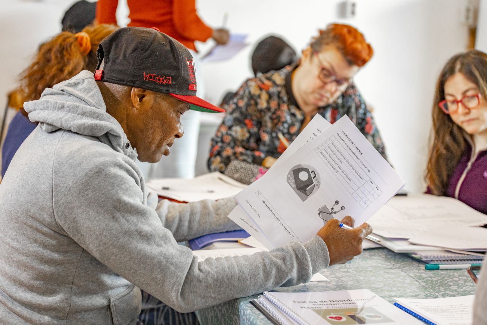 NT2-cursist neemt lesopdrachten door