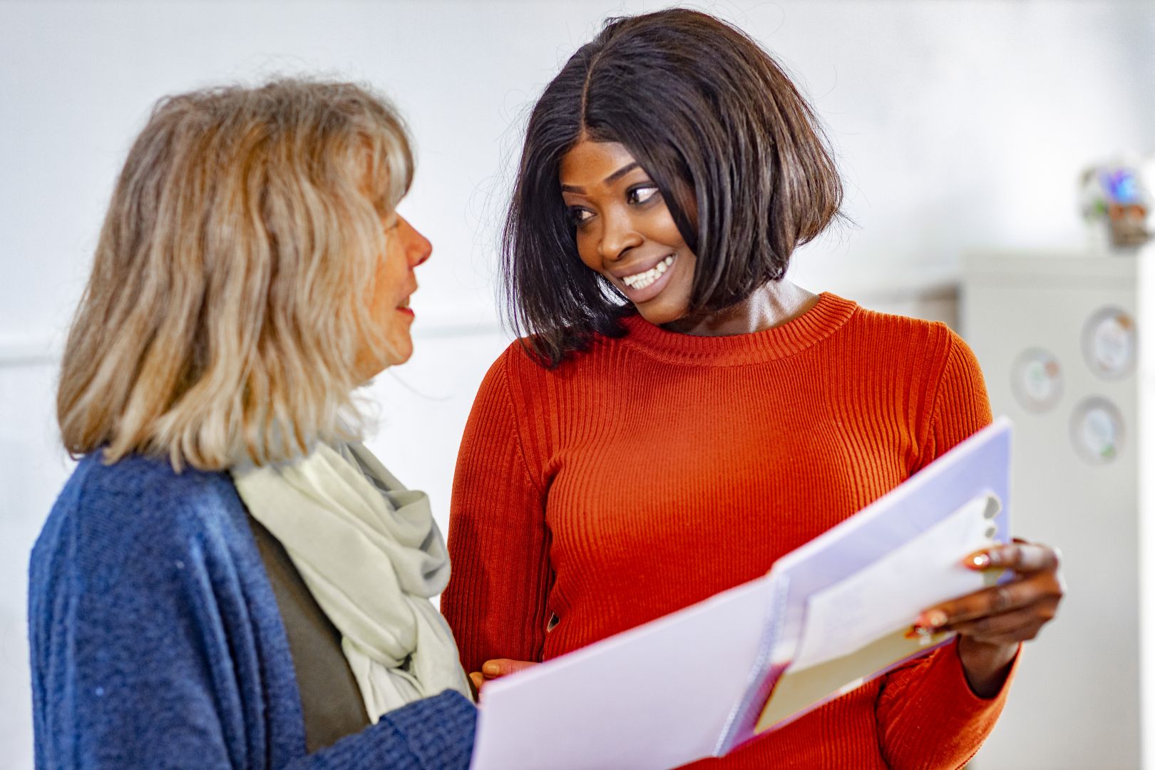 Anderstalige student bespreekt opdrachten met ISK-docent
