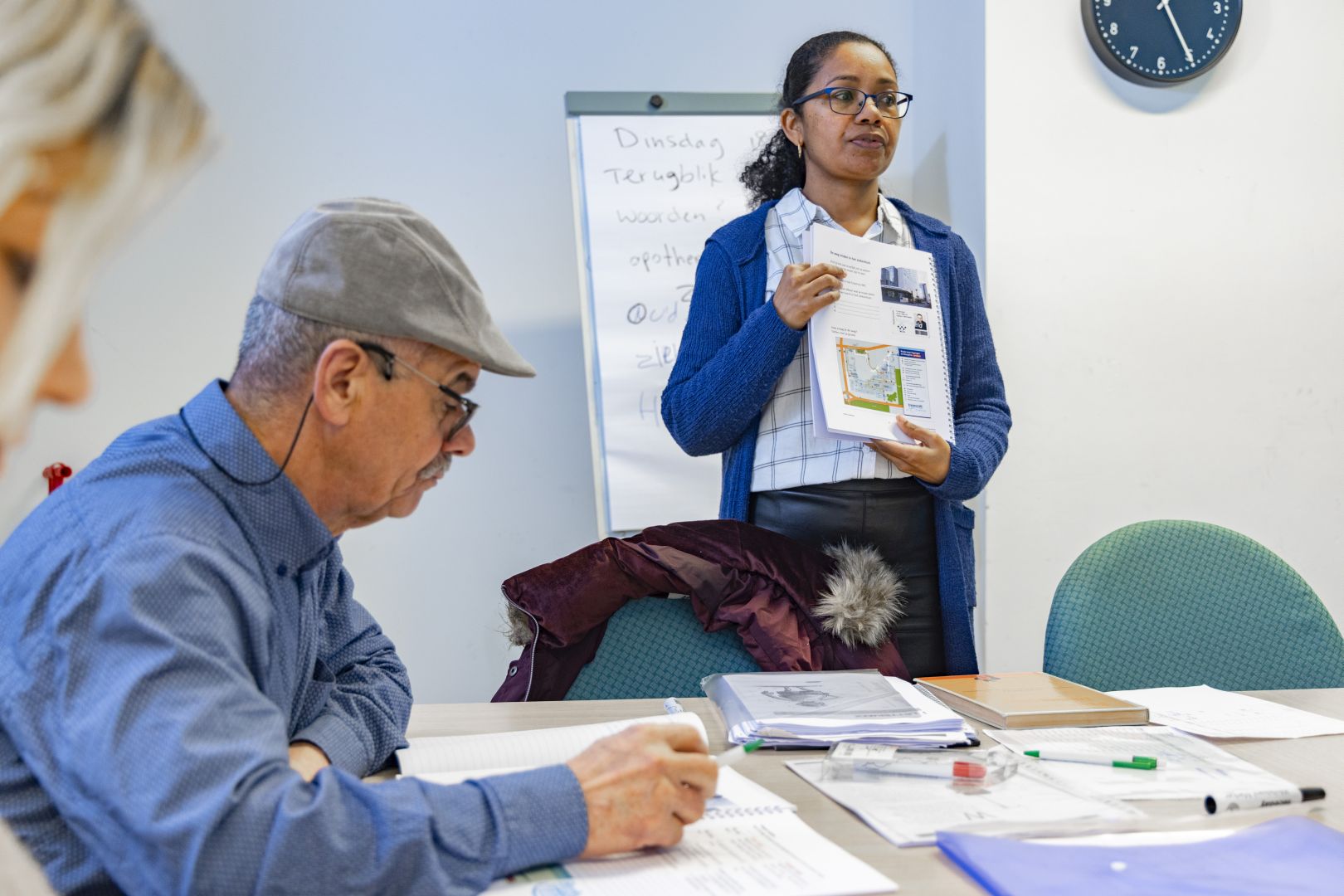 Bisbee NT2-docent geeft les aan cursisten