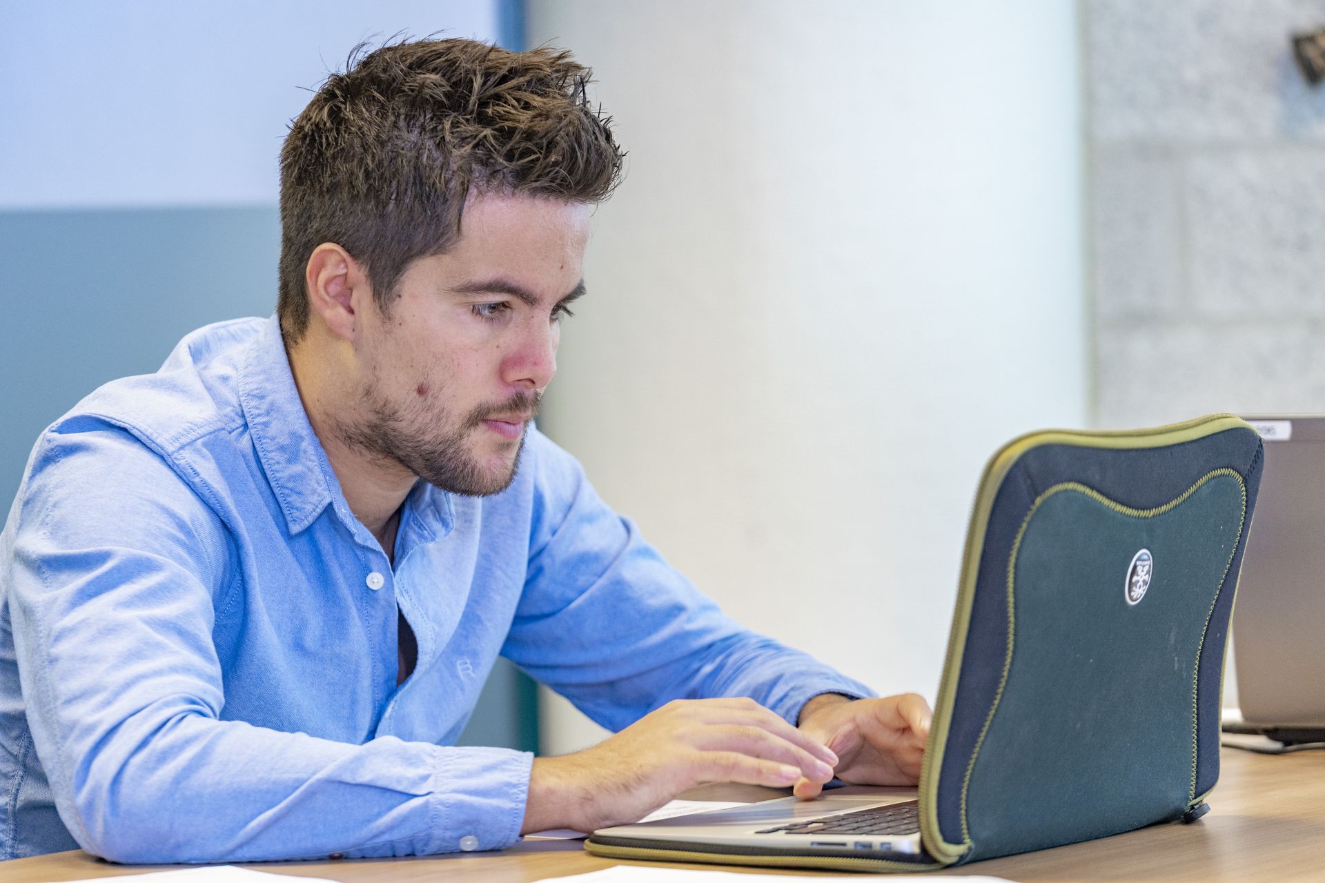 Een mbo-student neemt een online toets af