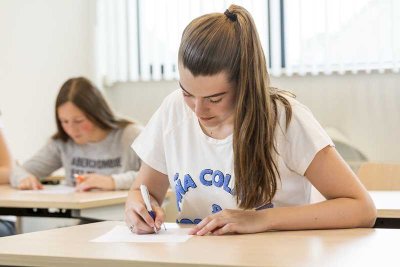 Mbo student maakt schrijftoets Engels