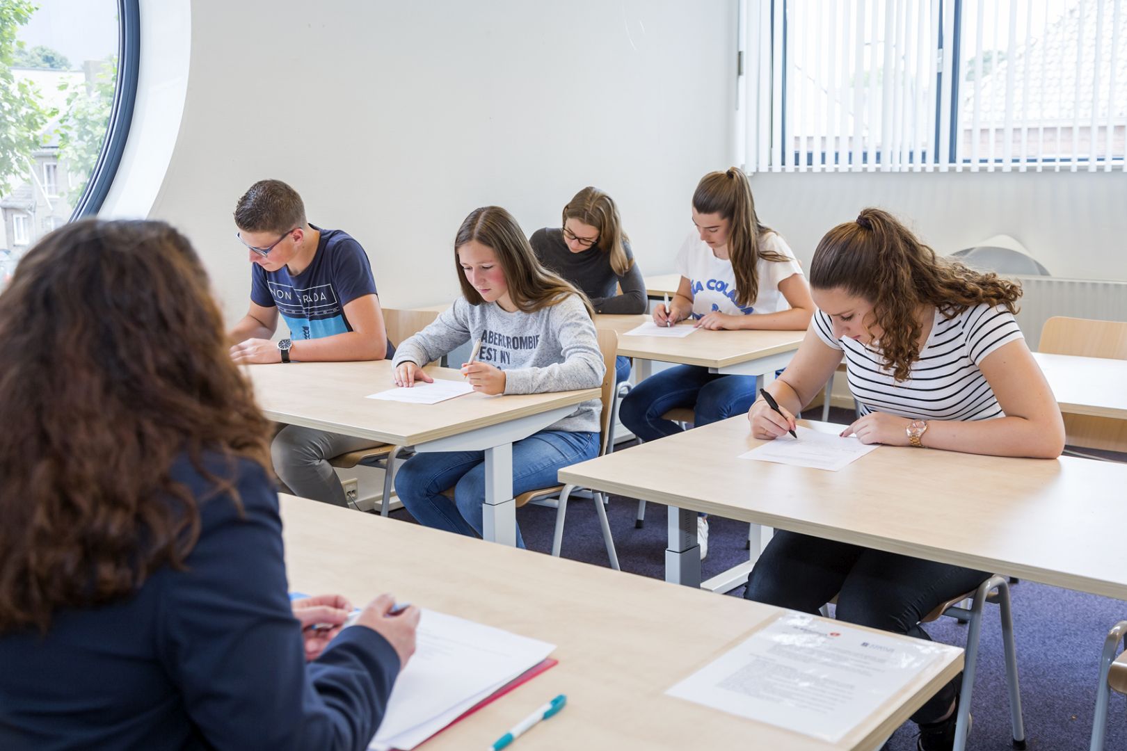 Mbo klaslokaal met leerlingen die examentraining volgen