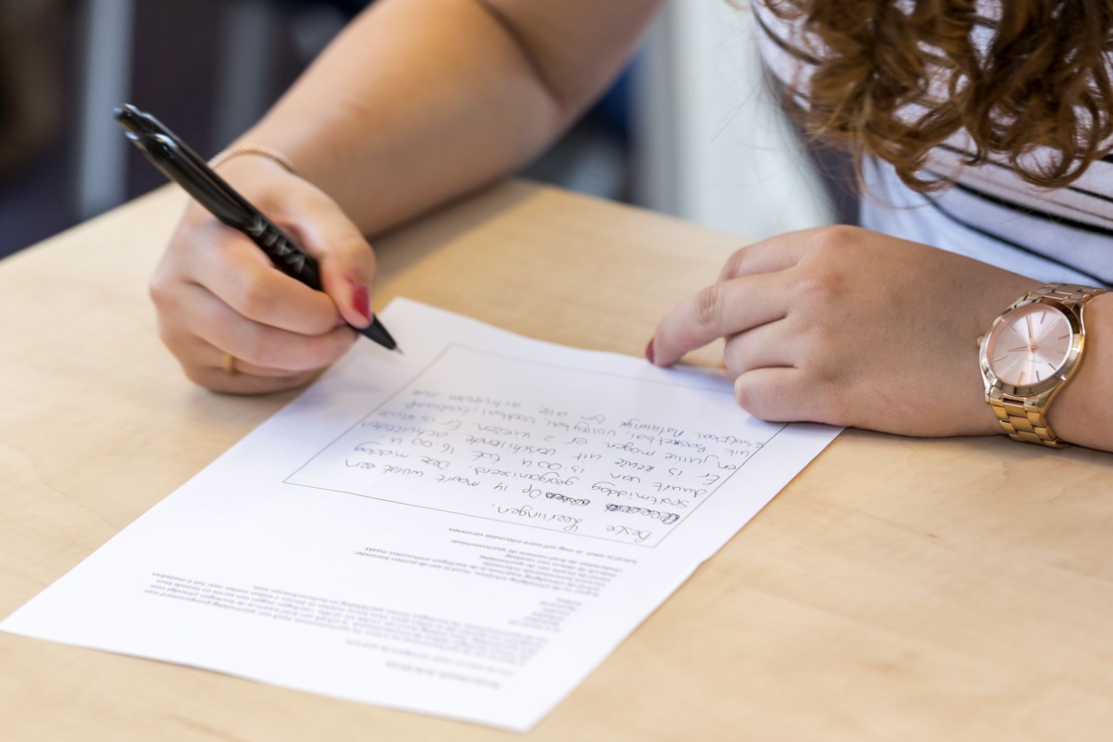 Student maakt schrijftoets