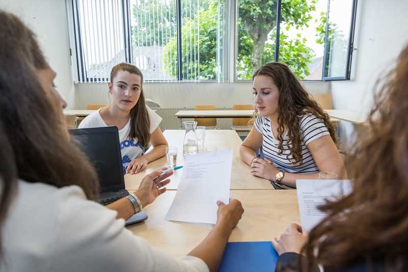 Bisbee taalassessoren nemen schrijftoets af bij studenten