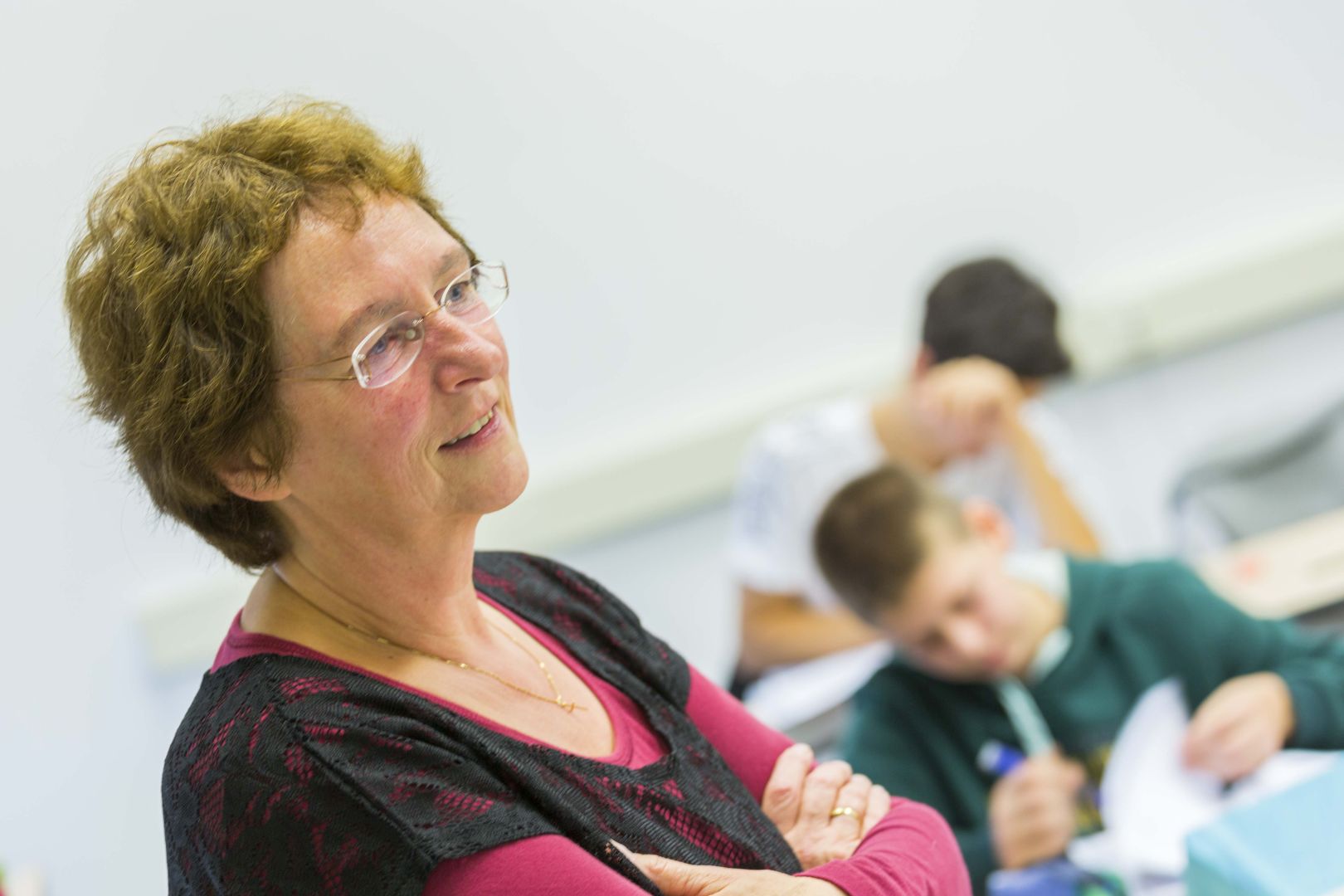 ISK-docent van Bisbee staat voor de klas