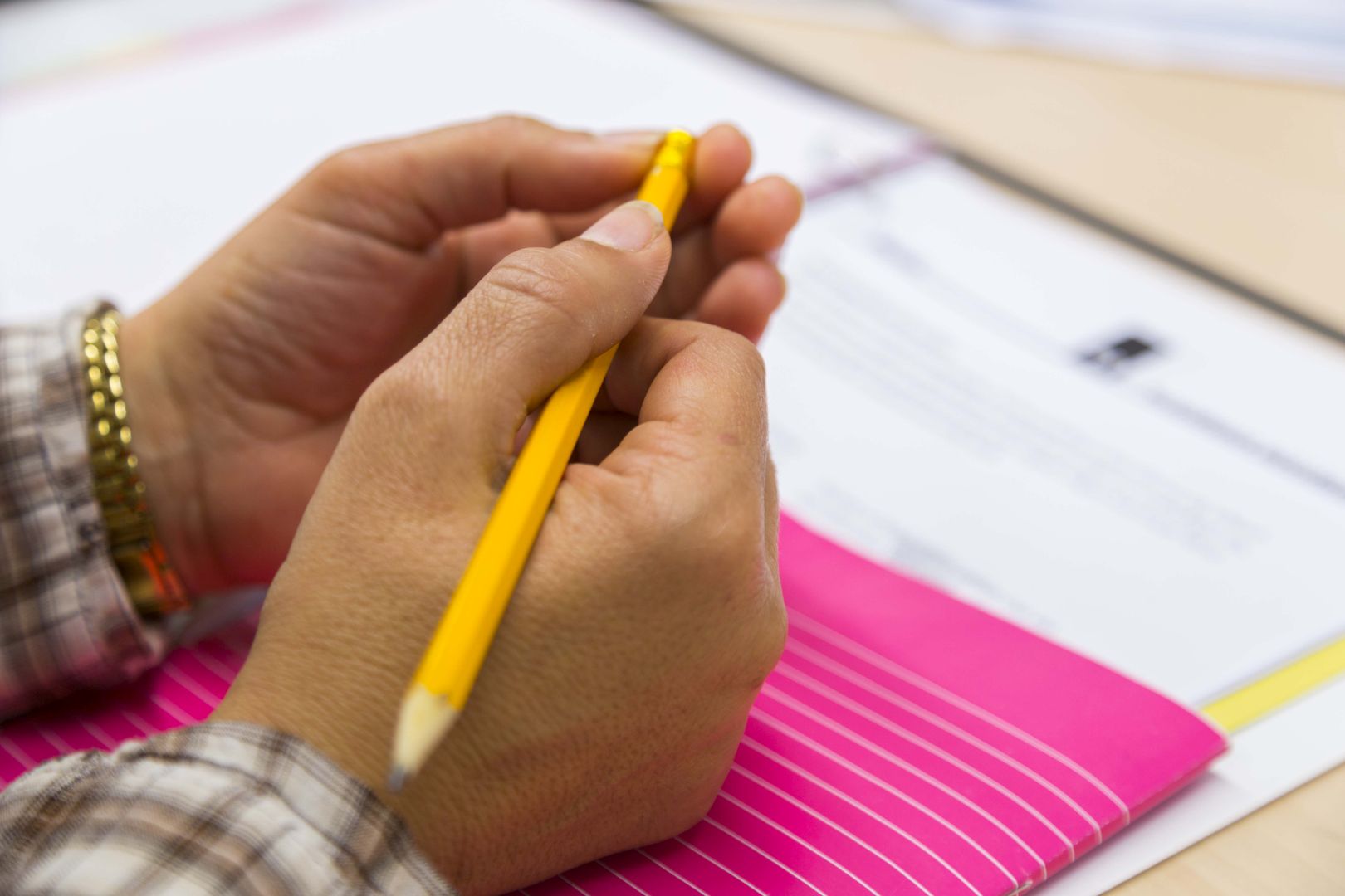 NT2 cursist met potlood in handen