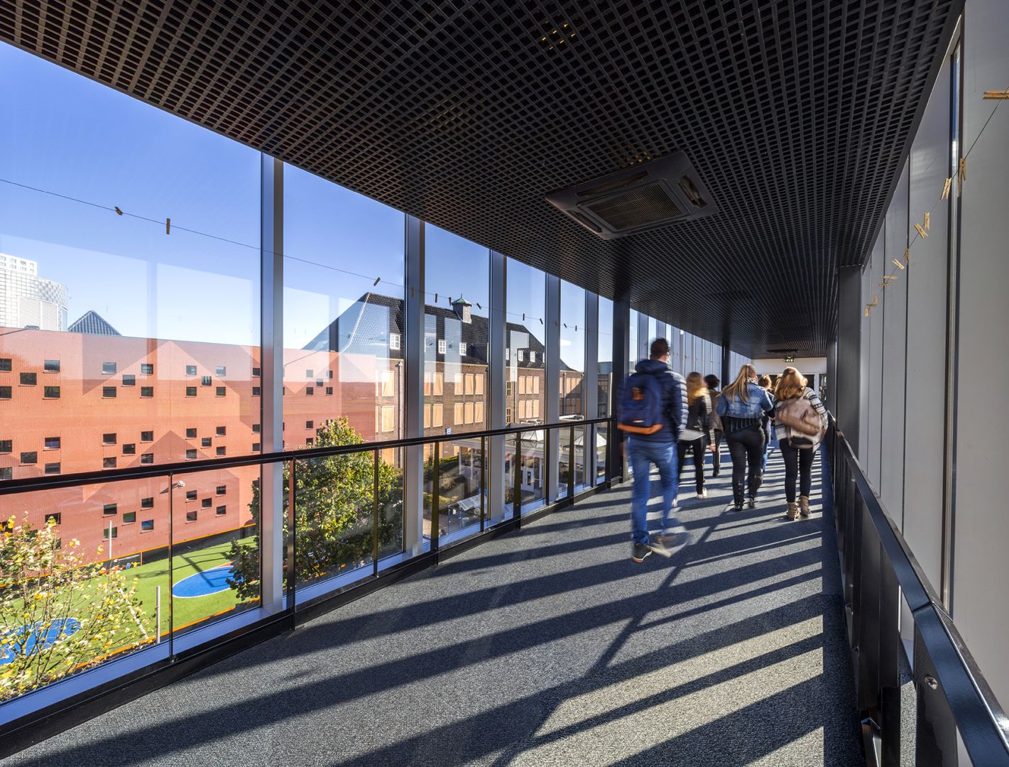 Vo studenten in schoolgebouw
