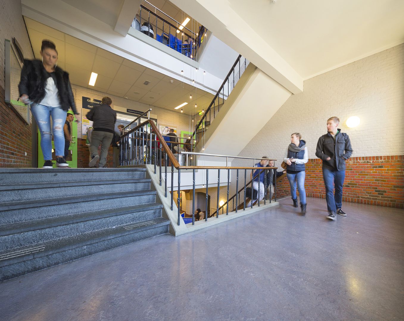 Studenten lopen door trappenhuis