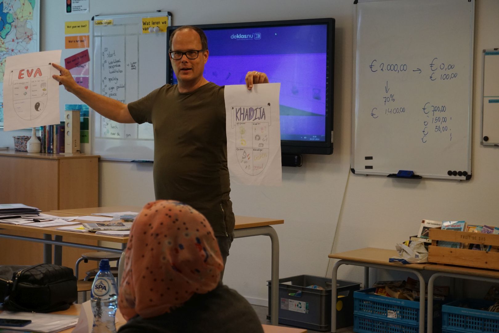 Docent van Bisbee geeft les tijdens Zomerschool in Rotterdam