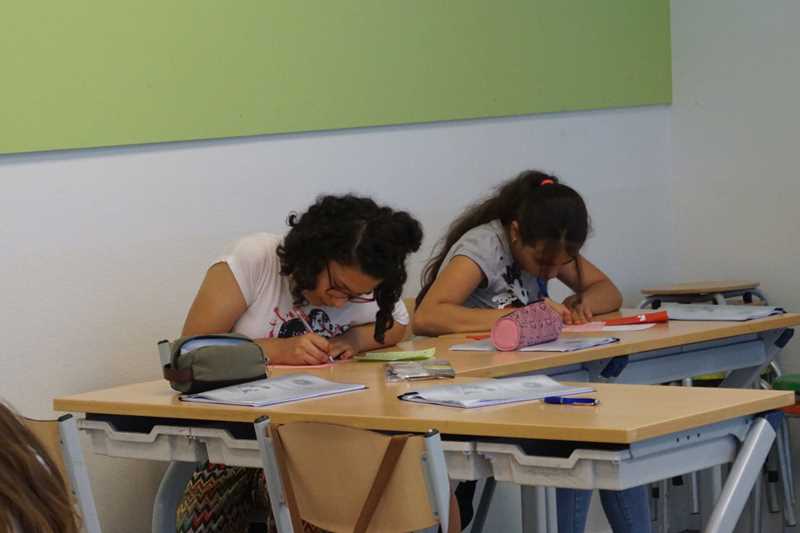 Studenten krijgen les op Zomerschool